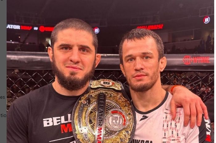 Raja UFC, Islam Makhachev berpose dengan Usman Nurmagomedov setelah Bellator 292.