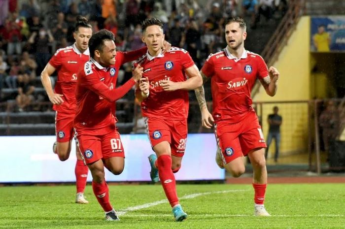 Dua pemain Sabah FC, Saddil Ramdani (depan kiri) dan Darren Lok, saat merayakan gol.