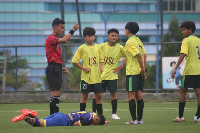 Seorang pemain terkapar pada laga Sentul City versus Tunas Muda dalam Liga Fair Play U-14 di Sentul City, Bogor, 5 Maret 2023.