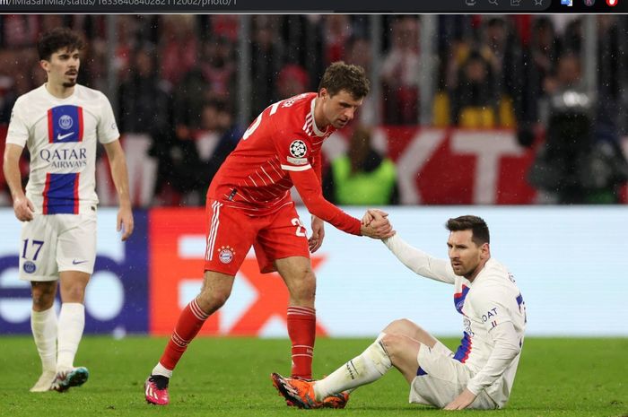 Aksi Thomas Mueller (kiri) membantu Lionel Messi (kanan) untuk berdiri dalam laga Bayern Muenchen vs PSG di Liga Champions 2022-2023.