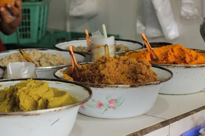 Tumisan bumbu halus dan bumbu aromatik dalam panci