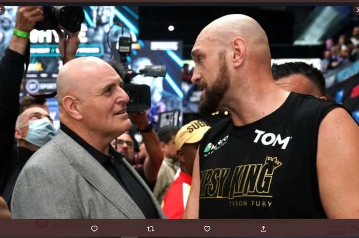 John Fury (kiri) bersama anaknya yang merupakan raja tinju kelas berat dunia, Tyson Fury (kanan)