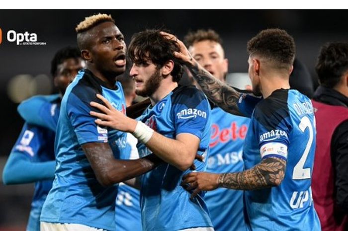 Pemain Napoli, Khvicha Kvaratskhelia  (tengah), mencetak 1 gol saat Napoli mengalahkan Atalanta di pekan ke-26 Liga Italia 2022-2023