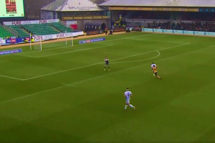 Kiper Bradford City, Harry Lewis, menangkap bola ketika dirinya jelas-jelas berada di luar kotak penalti.