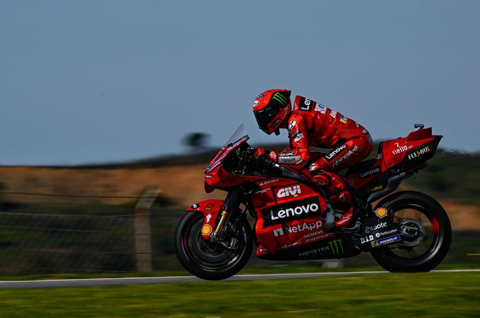Pembalap Ducati, Francesco Bagnaia saat menjalani hari kedua tes pramusim MotoGP 2023 di Sirkuit Algarve, Portimao, Portugal, Minggu (12/3/2023)