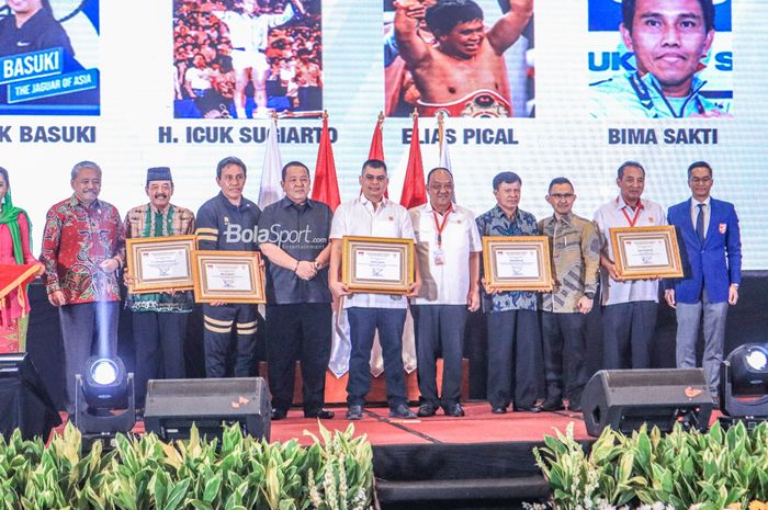 Ketua Umum KONI Pusat, Marciano Norman, sedang berfoto bersama dengan sejumlah penerima penghargaan KONI di Hotel Sultan, Senayan, Jakarta, Minggu (12/3/2023).