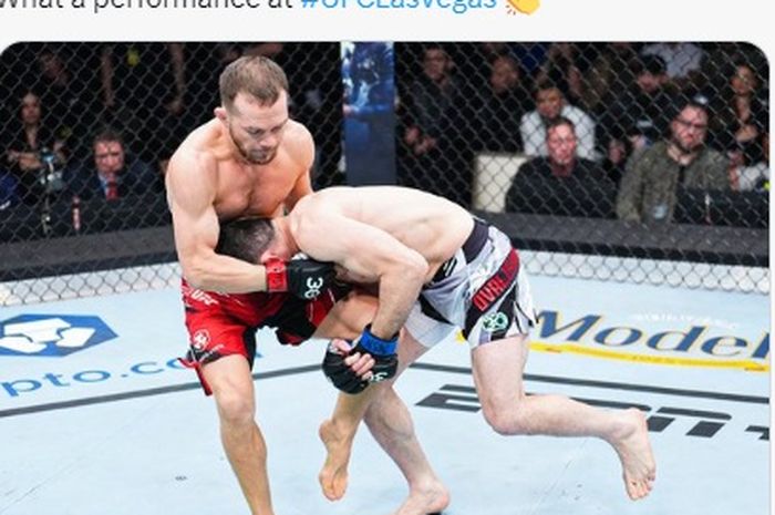 Upaya Merab Dvalishvili melancarkan takedown terhadap Petr Yan di UFC Vegas 71, Minggu (12/3/2023) WIB.