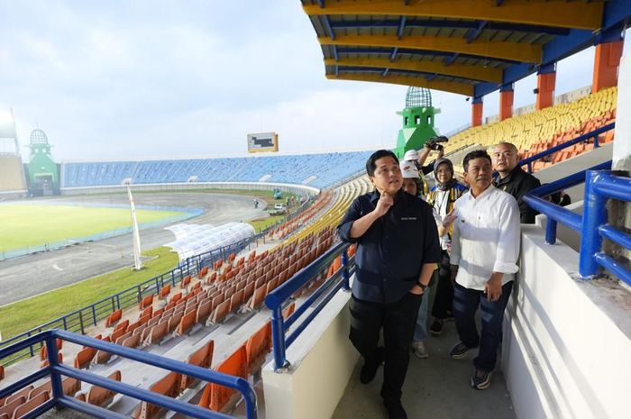 Ketum PSSI sekaligus Ketua Panitia Penyelenggara Piala Dunia U-20 2023, Erick Thohir menyempatkan diri untuk mengunjungi Stadion Si Jalak Harupat (SJH), Bandung pada Sabtu (11/3/2023).