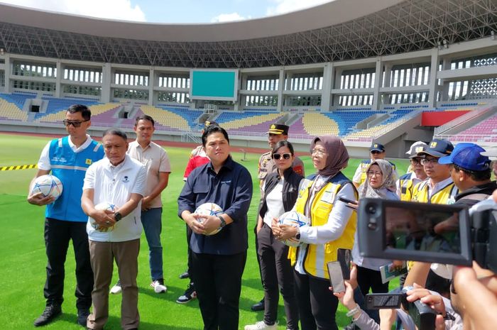 Direktur Prasarana Strategis Ditjen Cipta Karya KemenPUPR, Essy Asiah, saat memberikan keterangan kepada media setelah meninjau Stadion Manahan, Minggu (12/3/2023).