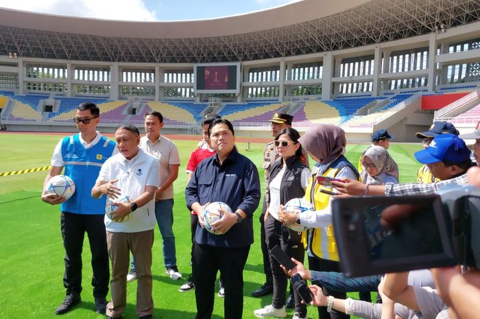 Wakil Ketua Umum PSSI, Zainudin Amali, saat memberikan keterangan kepada media di Stadion Manahan, Solo, Minggu (12/3/2023).