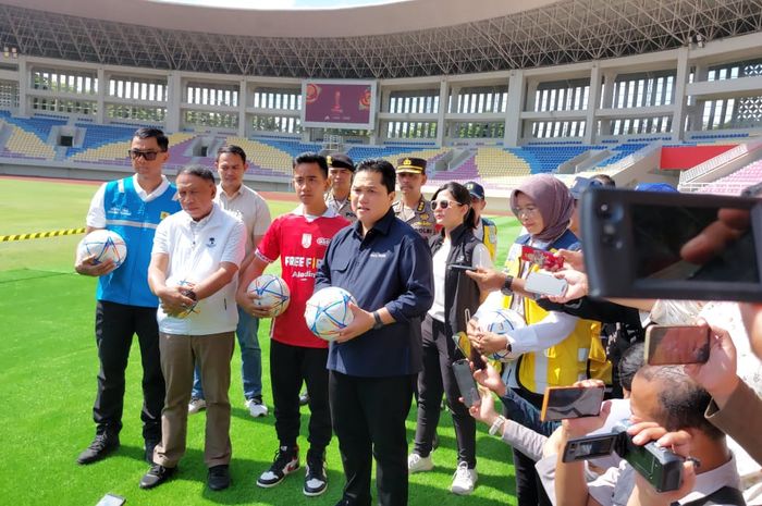 Ketua Umum PSSI, Erick Thohir, saat memberikan keterangan kepada media di Stadion Manahan, Solo, Minggu (12/3/2023).