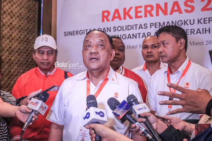 Ketua KONI Pusat, Marciano Norman (tengah), saat memberikan keterangan kepada awak media di Hotel Sultan, Senayan, Jakarta, Senin (13/3/2023).