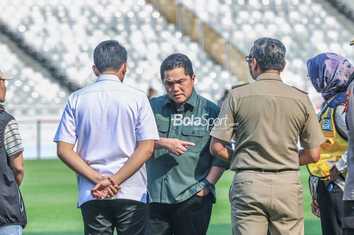Ketua Umum PSSI, Erick Thohir (tengah), sedang berbincang dengan jajaran terkait saat memantau vaneu Piala Dunia U-20 2023 di Stadion Utama Gelora Bung Karno, Senayan, Jakarta, Senin (13/3/2023).