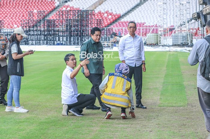 Ketua Umum PSSI, Erick Thohir (tengah), sedang memantau vaneu Piala Dunia U-20 2023 di Stadion Utama Gelora Bung Karno, Senayan, Jakarta, Senin (13/3/2023).