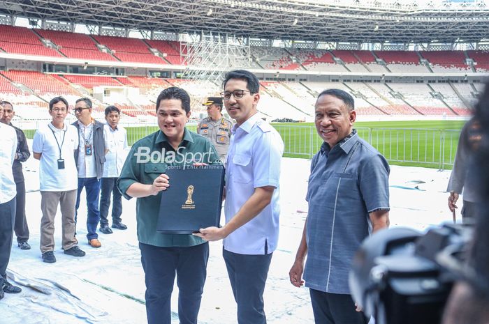 Ketua Umum PSSI, Erick Thohir (kiri) dan wakilnya bernama Zainudin Amali (kanan) sedang berfoto dengan Rakhmadi Afif Kusumo di Stadion Gelora Bung Karno, Senayan, Jakarta, Senin (13/3/2023).