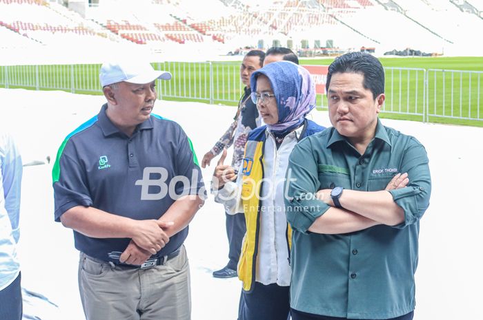 Ketua Umum PSSI, Erick Thohir (kanan) dan Chairman KaerPe, Qamal Mustaqim, saat ditemui di Stadion Gelora Bung Karno, Senayan, Jakarta, Senin (13/3/2023).