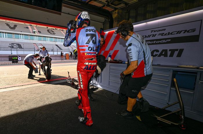 Pembalap MotoGP, Alex Marquez, sedang berada di paddock saat tes pramusim resmi MotoGP Portugal di Sirkuit Algarve, Portimao, Portugal.