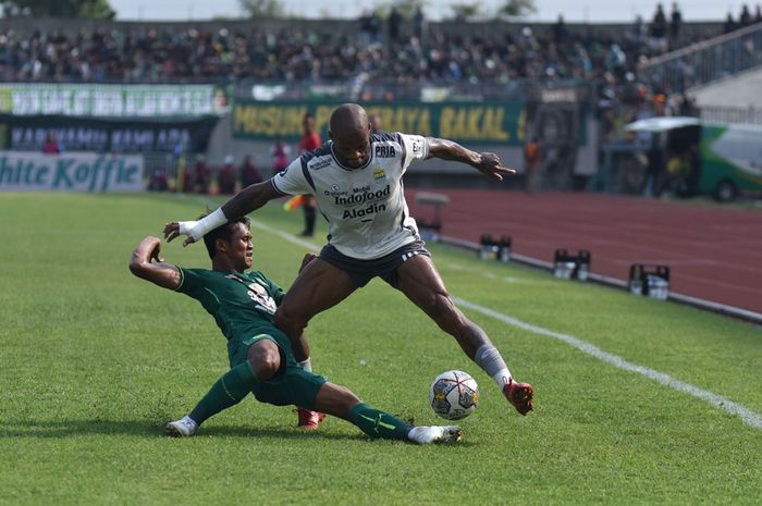 Suasana laga antara Persebaya Surabaya melawan Persib Bandung di Stadion Gelora Joko Samudro, Senin (13/3/2023).