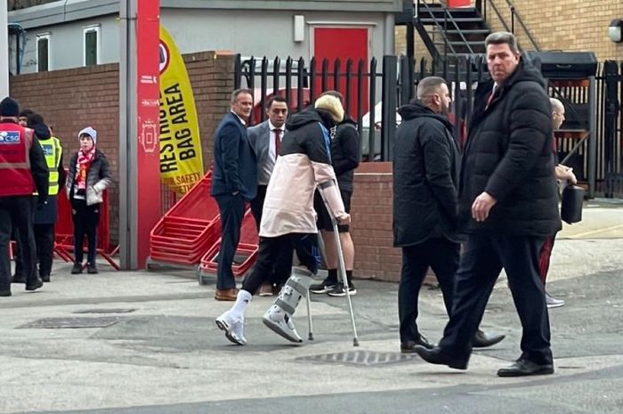 Wonderkid Manchester United, Alejandro Garnacho, meninggalkan Old Trafford dengan menggunakan kruk.
