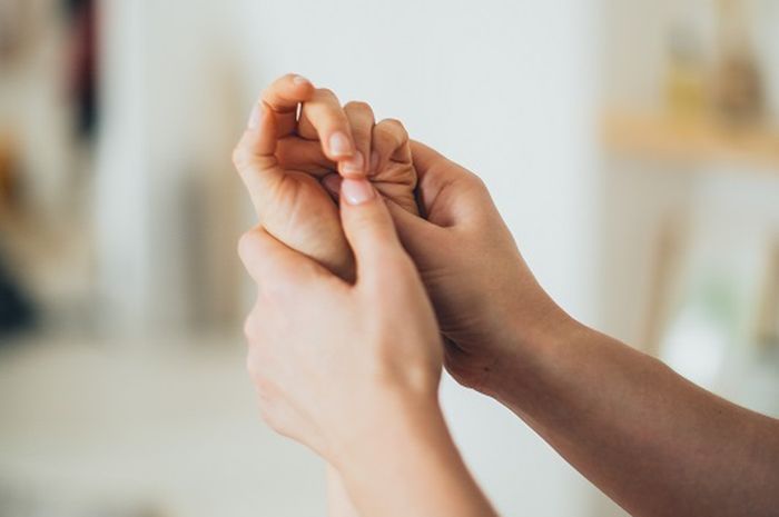 Cara Cepat Atasi Haid Terlambat: Pijat Mandiri untuk Percepat Datangnya!