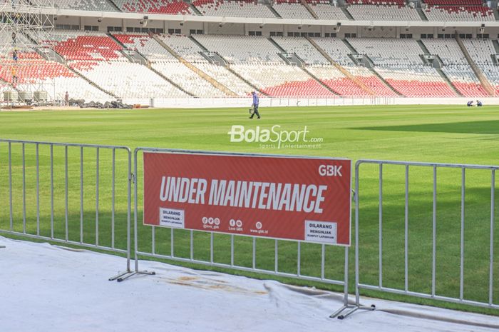 Pemberitahuan sedang dalam pemeliharaan atau perbaikan di Stadion Utama Gelora Bung Karno, Senayan, Jakarta, Senin (13/3/2023).
