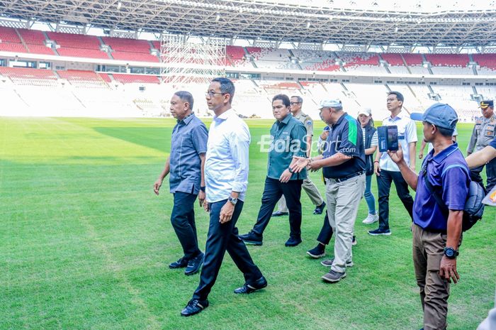 Ketua Umum PSSI, Erick Thohir dan wakilnya bernama Zainudin Amali serta jajaran terkait sedang memantau vanue Piala Dunia U-20 2023 di Stadion Gelora Bung Karno, Senayan, Jakarta, Senin (13/3/2023).