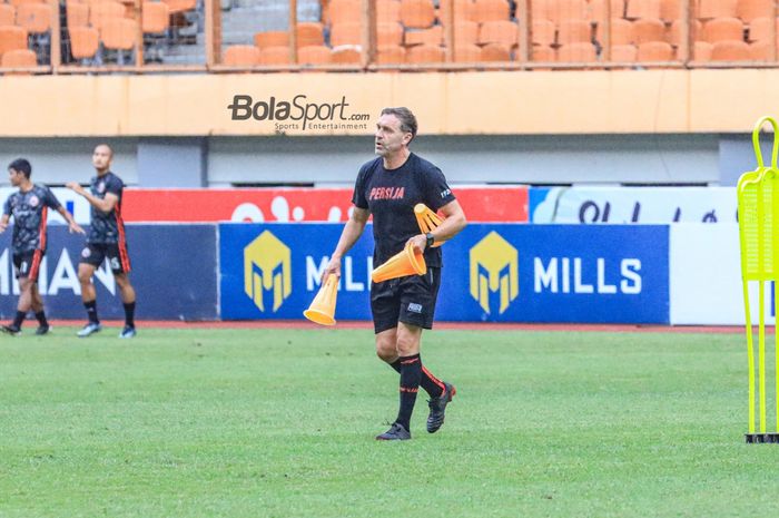 Pelatih Persija Jakarta, Thomas Doll, sedang menyiapkan latihan timnya di Stadion Wibawa Mukti, Cikarang, Jawa Barat, Rabu (15/3/2023),