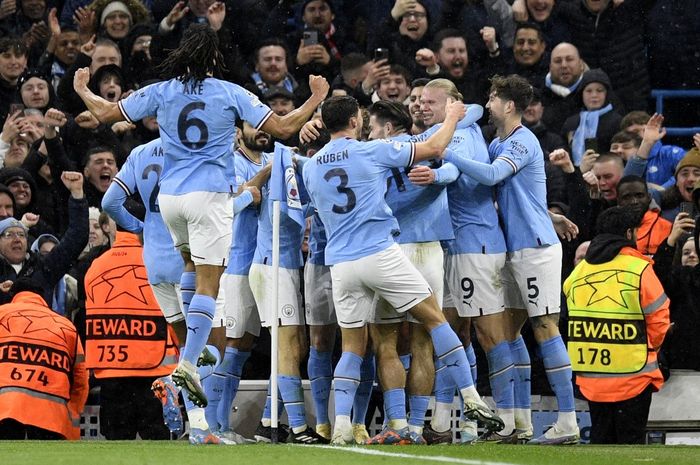 Striker Manchester City, Erling Haaland (kedua dari kanan), merayakan gol ke gawang RB Leipzig dalam laga leg kedua babak 16 besar Liga Champions di Stadion Etihad, Selasa (14/3/2023).