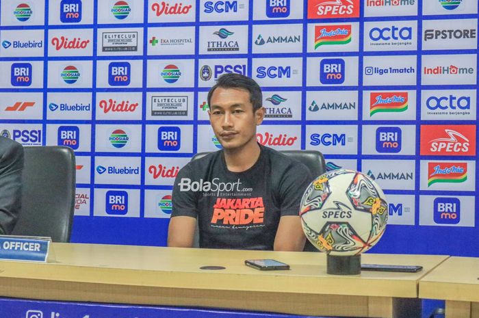 Bek Persija Jakarta, Hansamu Yama Pranata, saat menghadiri sesi jumpa pers jelang laga pekan ke-31 Liga 1 2022 di Stadion Wibawa Mukti, Cikarang, Jawa Barat, Rabu (15/3/2023),