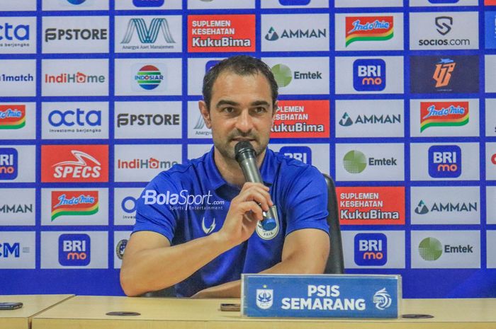 Pelatih PSIS Semarang, Gilbert Agius, saat memberikan keterangan kepada awak media dalam sesi jumpa pers jelang laga pekan ke-31 Liga 1 2022 di Stadion Wibawa Mukti, Cikarang, Jawa Barat, Rabu (15/3/2023),