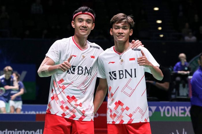 Pasangan ganda putra Indonesia, Bagas Maulana dan Muhammad Shohibul Fikri, berpose setelah menjalani babak pertama All England Open 2023 di Utilita Arena, Birmingham, Inggris, Selasa (14/3/2023).