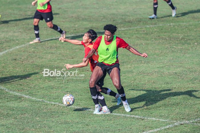 Braif Fatari (kanan) sedang berlatih bersama timnas U-22 Indonesia di Lapangan B, Senayan, Jakarta, Kamis (16/3/2023).