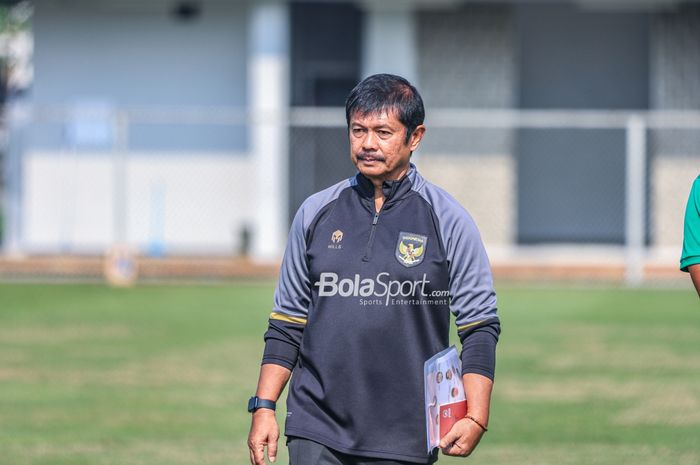 Pelatih timnas U-22 Indonesia, Indra Sjafri, sedang memantau para pemainnya berlatih di Lapangan B, Senayan, Jakarta, Kamis (16/3/2023).