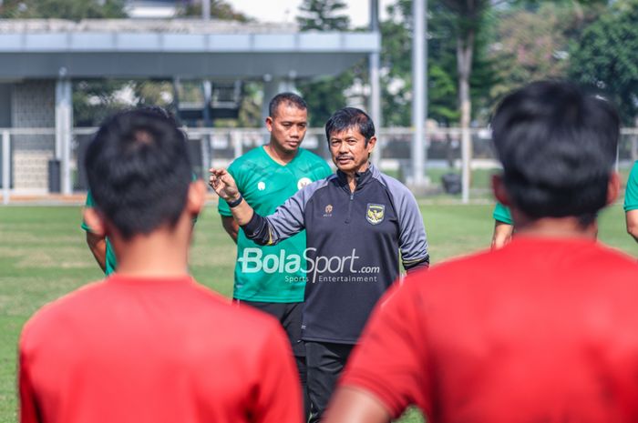 Pelatih timnas U-22 Indonesia, Indra Sjafri, sedang memberikan intruksi kepada para pemainnya di Lapangan B, Senayan, Jakarta, Kamis (16/3/2023).