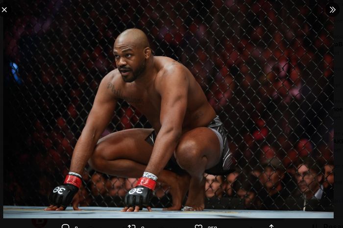 Jon Jones dianggap masih saja dianakemaskan UFC karena gelarnya tidak dicopot walaupun sudah tidak bertarung selama 8 bulan. 