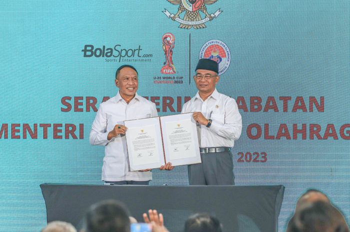 Zainudin Amali (kiri) dan Muhadjir Effendy (kanan) sedang berfoto bersama dalam acara Serah Terima Jabatan Menteri Pemuda dan Olahraga Republik Indonesia di Kantor Kemenpora, Senayan, Jakarta, Kamis (16/3/2023).