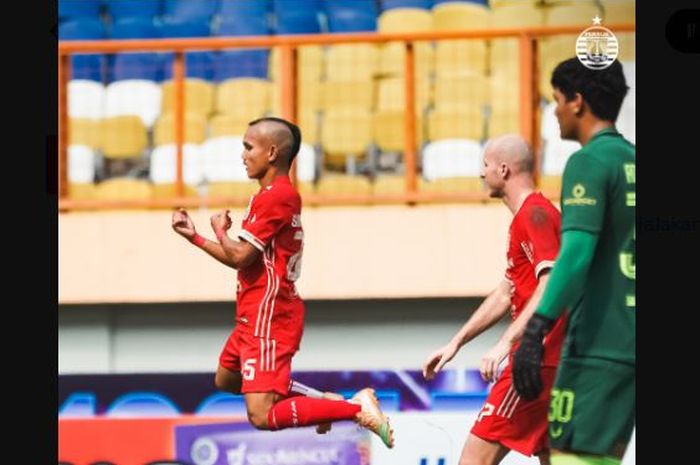 Pemain Persija Jakarta, Riko Simanjuntak, melakukan selebrasi usai mencetak gol ke gawang PSIS Semarang.