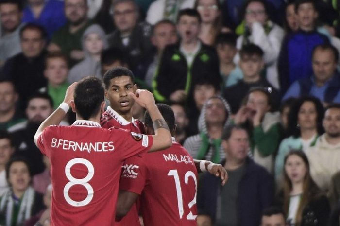 Striker Manchester United, Marcus Rashford, merayakan gol ke gawang Real Betis dalam laga leg kedua babak 16 besar Liga Europa di Stadion Benito Villamarin, Kamis (16/3/2023).