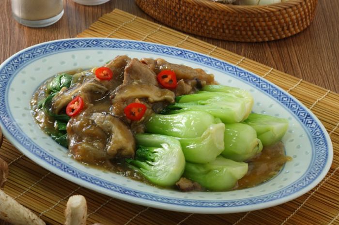 Hidangan pokcoy siram sukiyaki