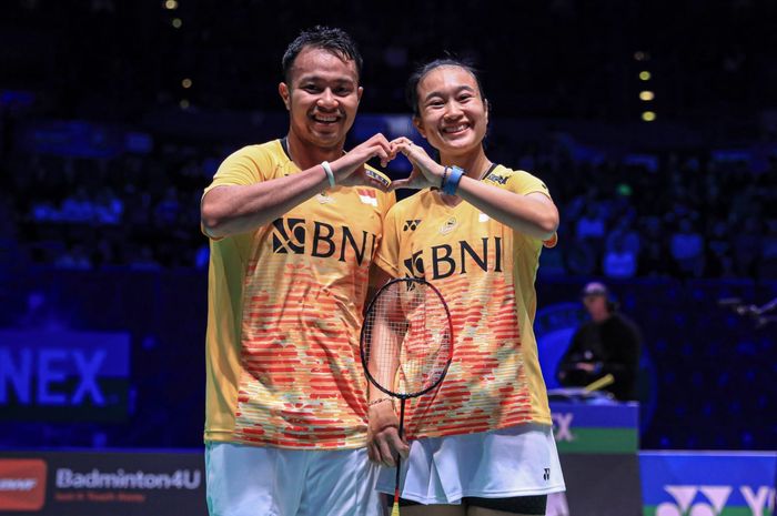 Pasangan ganda campuran Indonesia, Rehan Naufal Kusharjanto/Lisa Ayu Kusumawati, berpose setelah memastikan diri ke semifinal All England Open 2023 di Utilita Arena, Birmingham, Inggris, Jumat (17/3/2023).