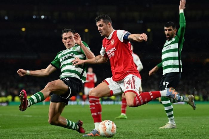 Aksi Granit Xhaka dalam duel Sporting vs Arsenal pada babak 16 besar Liga Europa 2022-2023.