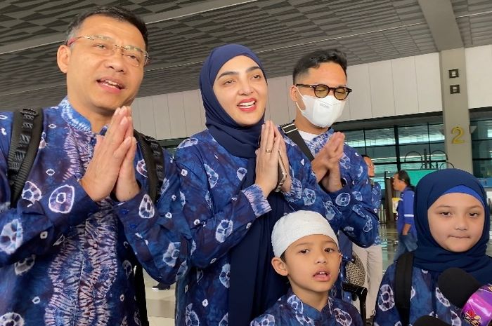 eluarga Anang Hermansyah dan Ashanty saat Grid.ID jumpai di Bandara Soekarno Hatta, Tangerang, Sabtu (18/3/2023) pagi.