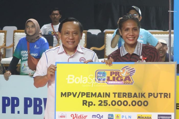 Outside hitter Gresik Petrokimia Pupuk Indonesia, Mediol Stiovanny Yoku, menjadi pemain terbaik putri Proliga 2023.