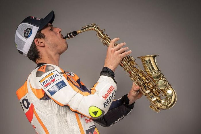 Pembalap Repsol Honda, Joan Mir, memainkan saxophone dalam foto promosi untuk lagu tema dan musik pembuka MotoGP yang baru.