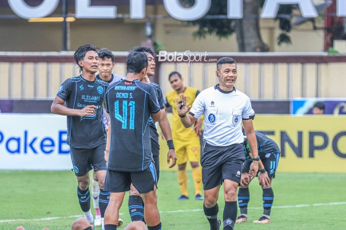 Wasit bernama Wawan Rafiko (kanan) sempat diprotes oleh sejumlah pemain Arema FC dalam laga pekan ke-31 Liga 1 2022 di Stadion PTIK, Blok M, Jakarta, Minggu (19/3/2023).