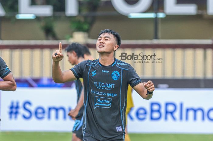 Gelandang Arema FC, Rizky Dwi Febrianto, sedang melakukan selebrasi seusai mencetak gol dalam laga pekan ke-31 Liga 1 2022 di Stadion PTIK, Blok M, Jakarta, Minggu (19/3/2023).