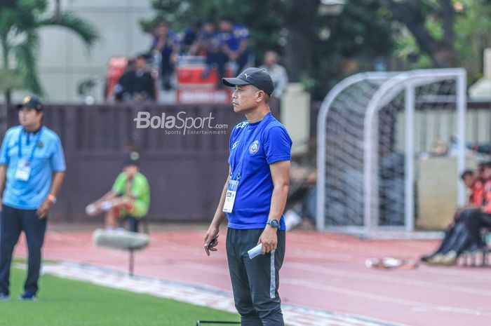 Pelatih Arema FC, Joko Susilo, sedang memantau para pemainnya saat bertanding dalam laga pekan ke-31 Liga 1 2022 di Stadion PTIK, Blok M, Jakarta, Minggu (19/3/2023).