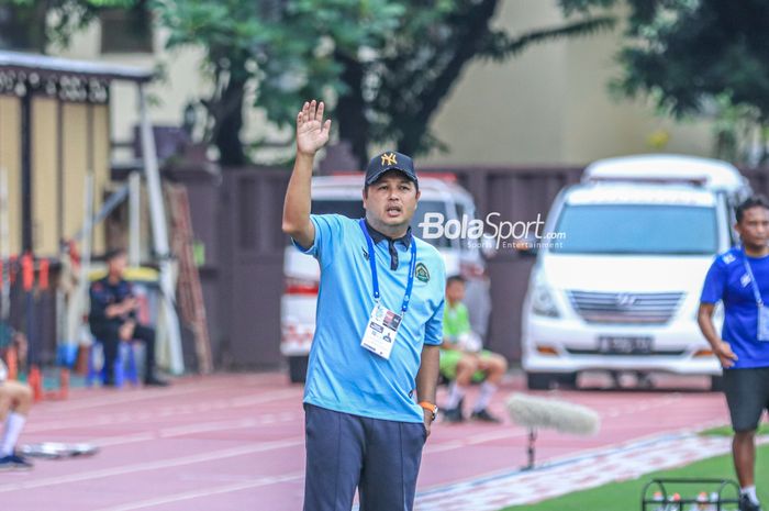 Pelatih Persikabo 1973, Aidil Sharin Bin Sahak, sedang memberikan intruksi kepada para pemainnya dalam laga pekan ke-31 Liga 1 2022 di Stadion PTIK, Blok M, Jakarta, Minggu (19/3/2023).