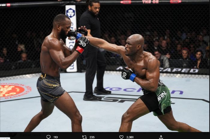 Petarung kelas welter UFC, Kamaru Usman saat menyarangkan jab ke wajah Leon Edwards pada UFC 286 yang digelar di O2 Arena, Londong, Inggris, Minggu (19/3/2023)