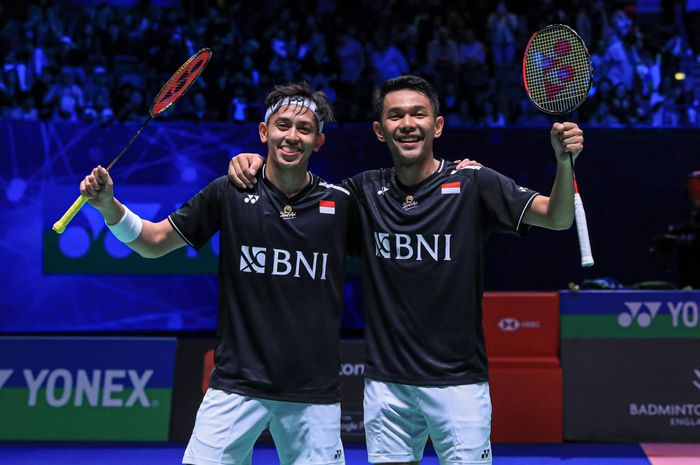 Pasangan ganda putra Indonesia, Mohammad Rian Ardianto dan Fajar Alfian, berpose setelah memenangi semifinal All England Open 2023 di Utilita Arena Birmingham, Inggris, 19 Maret 2023.